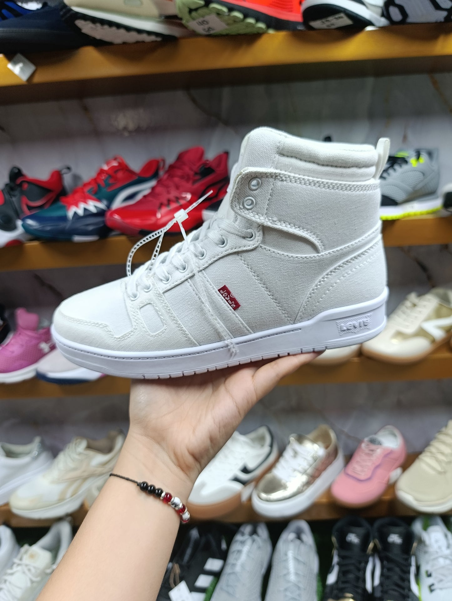 Calzado para caballero LEVIS.