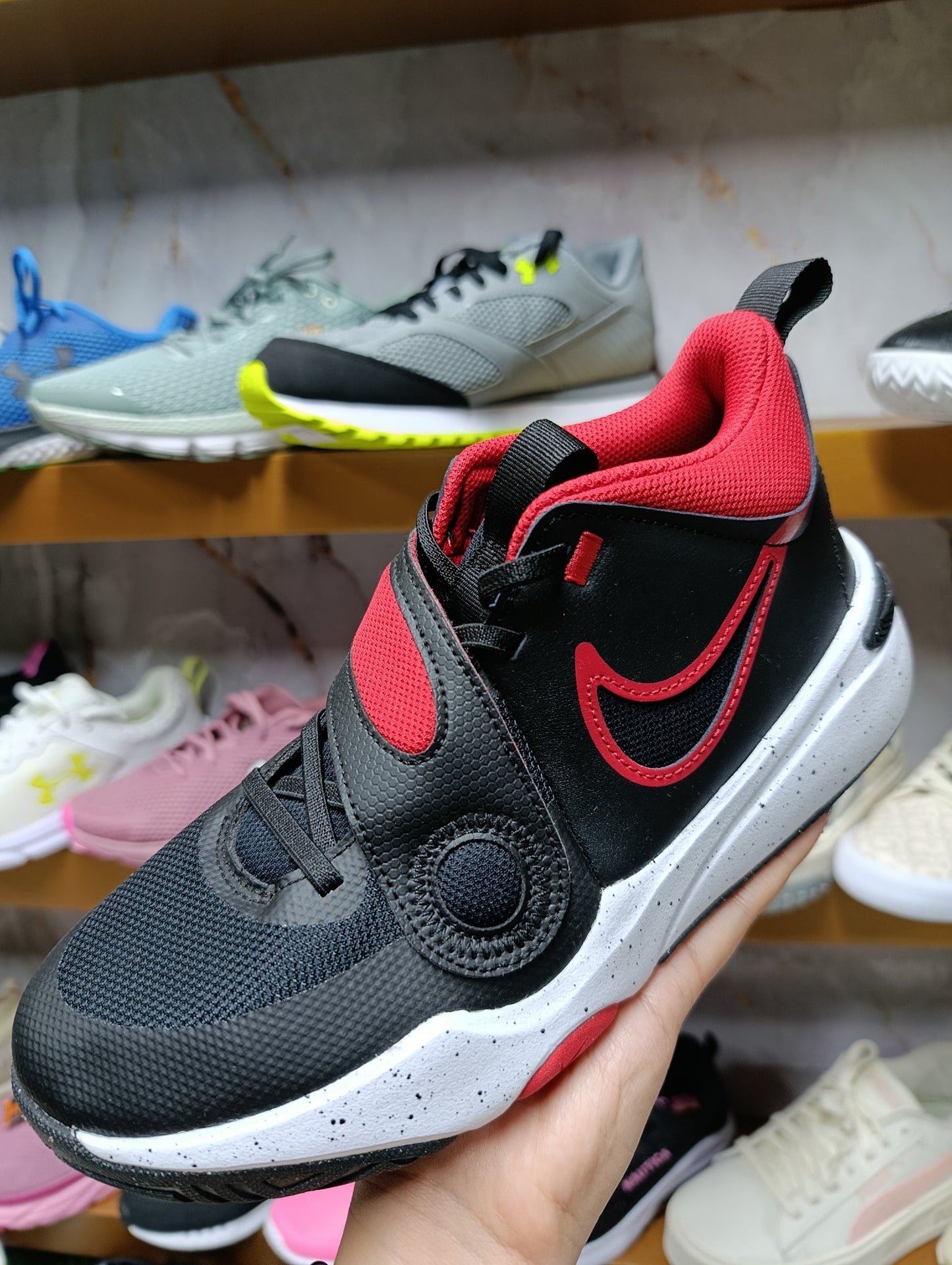 Calzado para caballero NIKE.