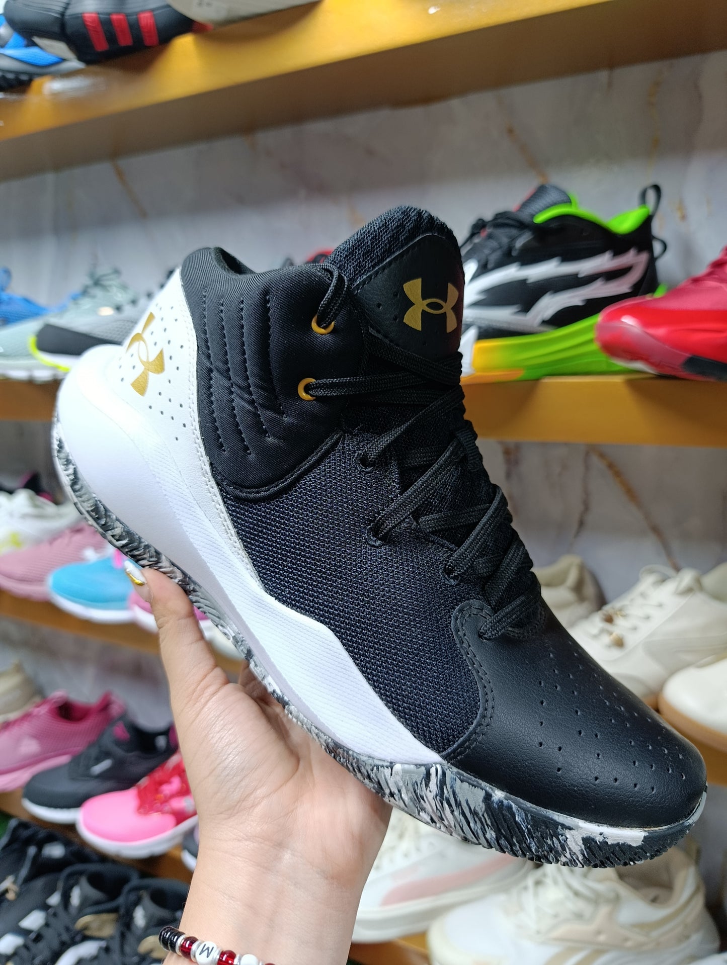 Calzado para caballero UNDER ARMOUR Y23.