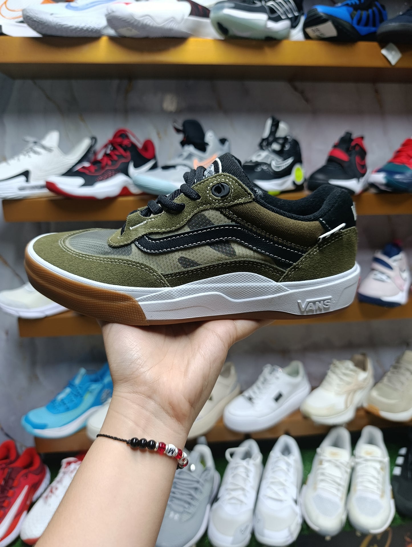 Calzado para caballero VANS.