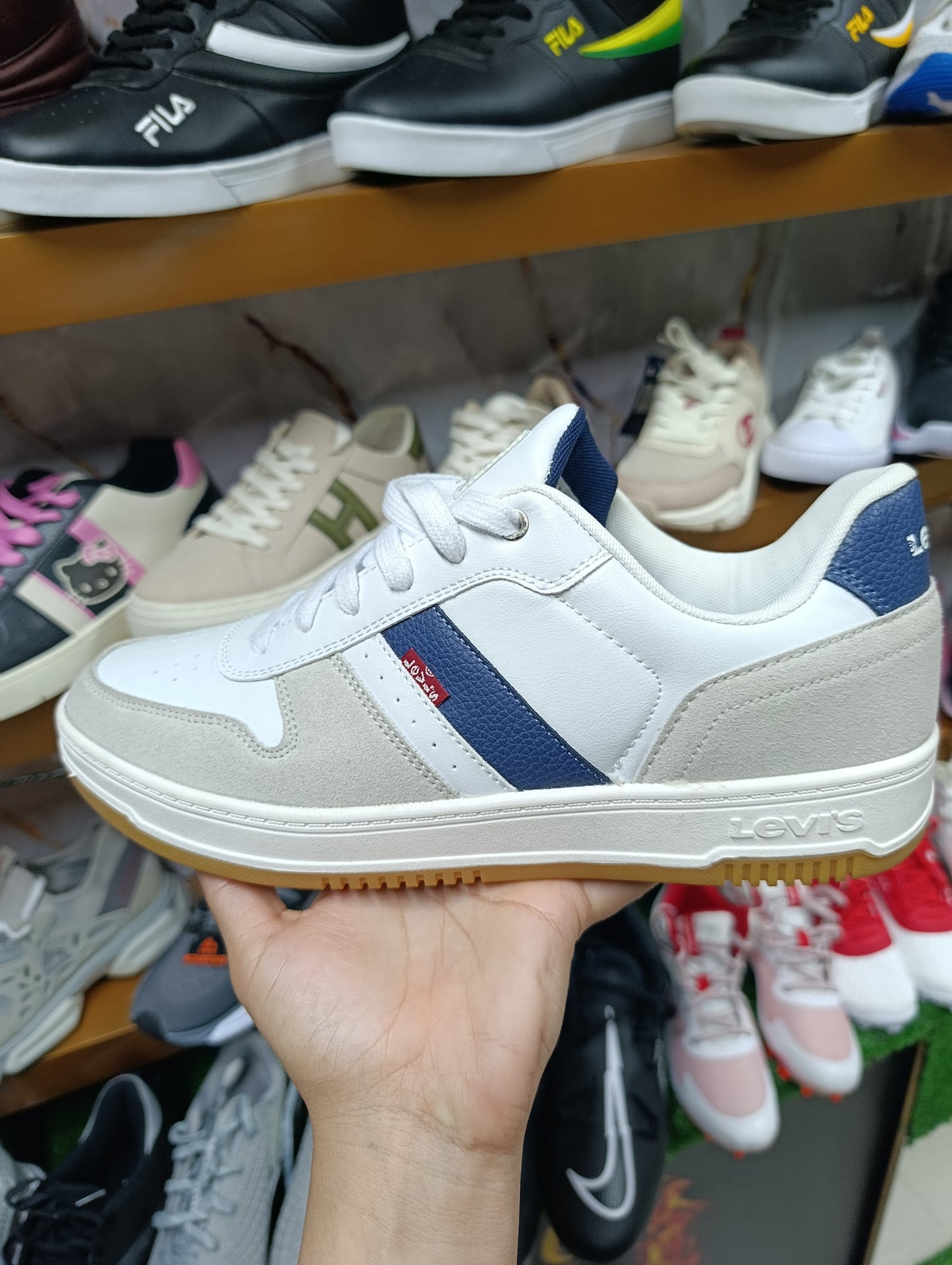 Calzado para caballero. LEVIS.