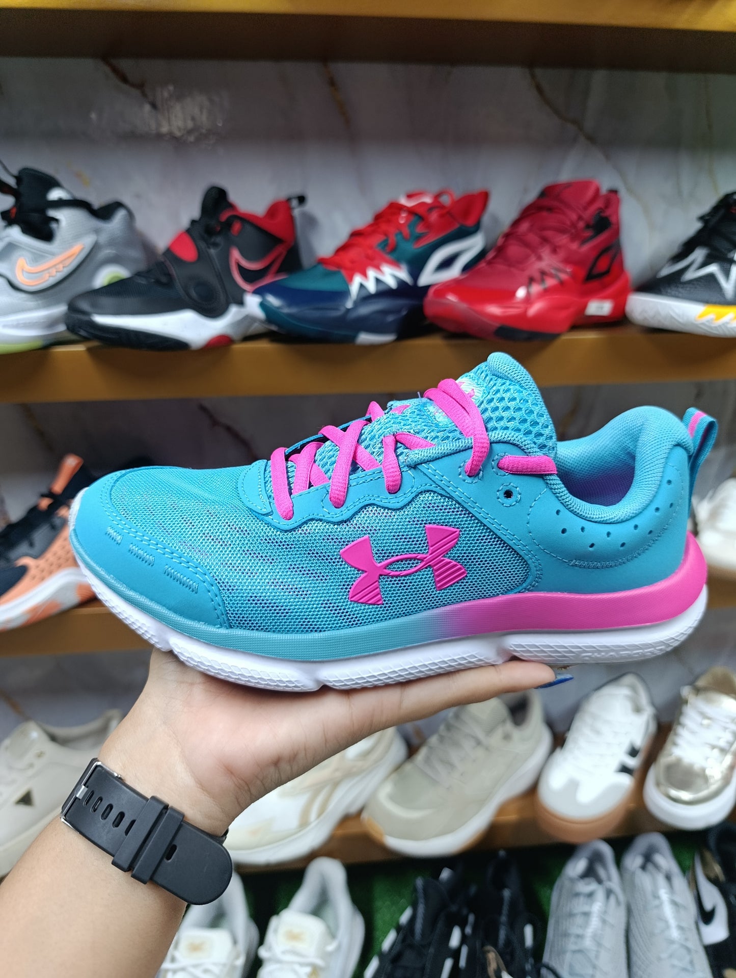 Calzado para dama UNDER ARMOUR.