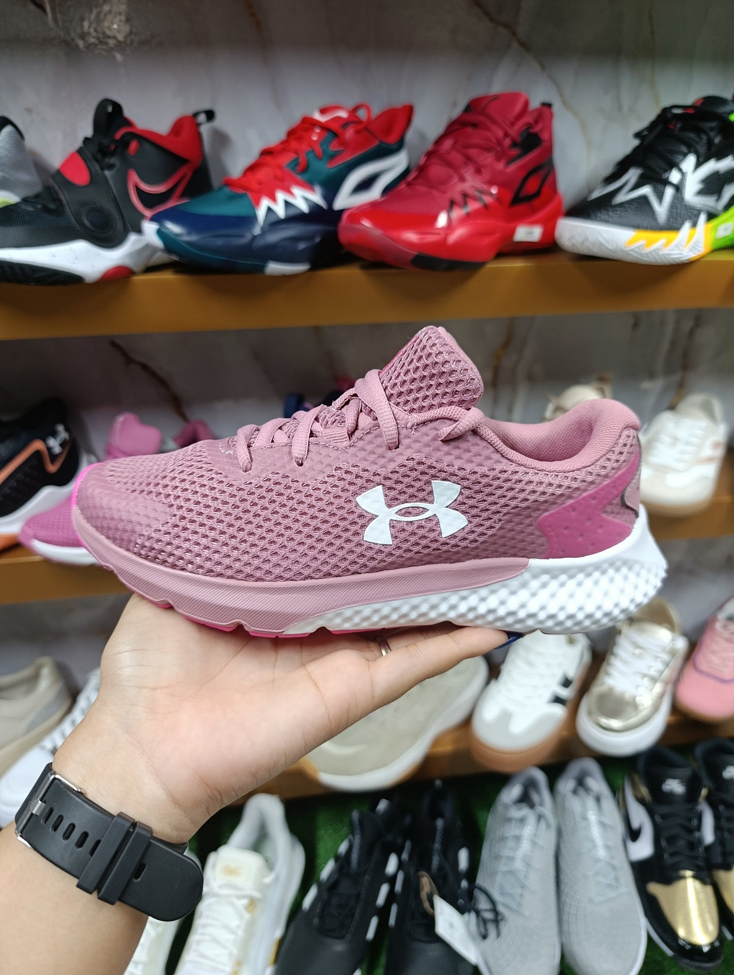 Calzado para dama UNDER ARMOUR.