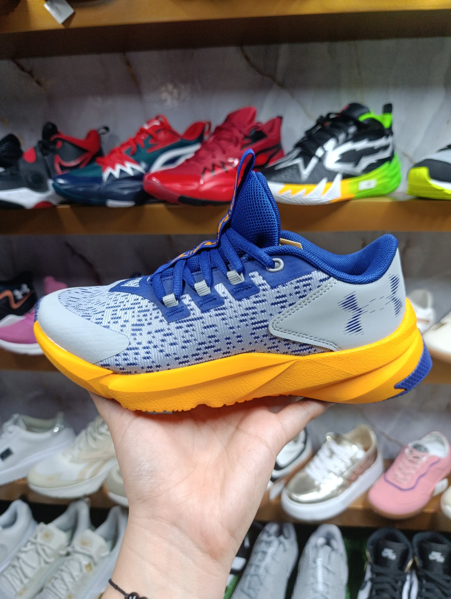 Calzado para caballero UNDER ARMOUR.