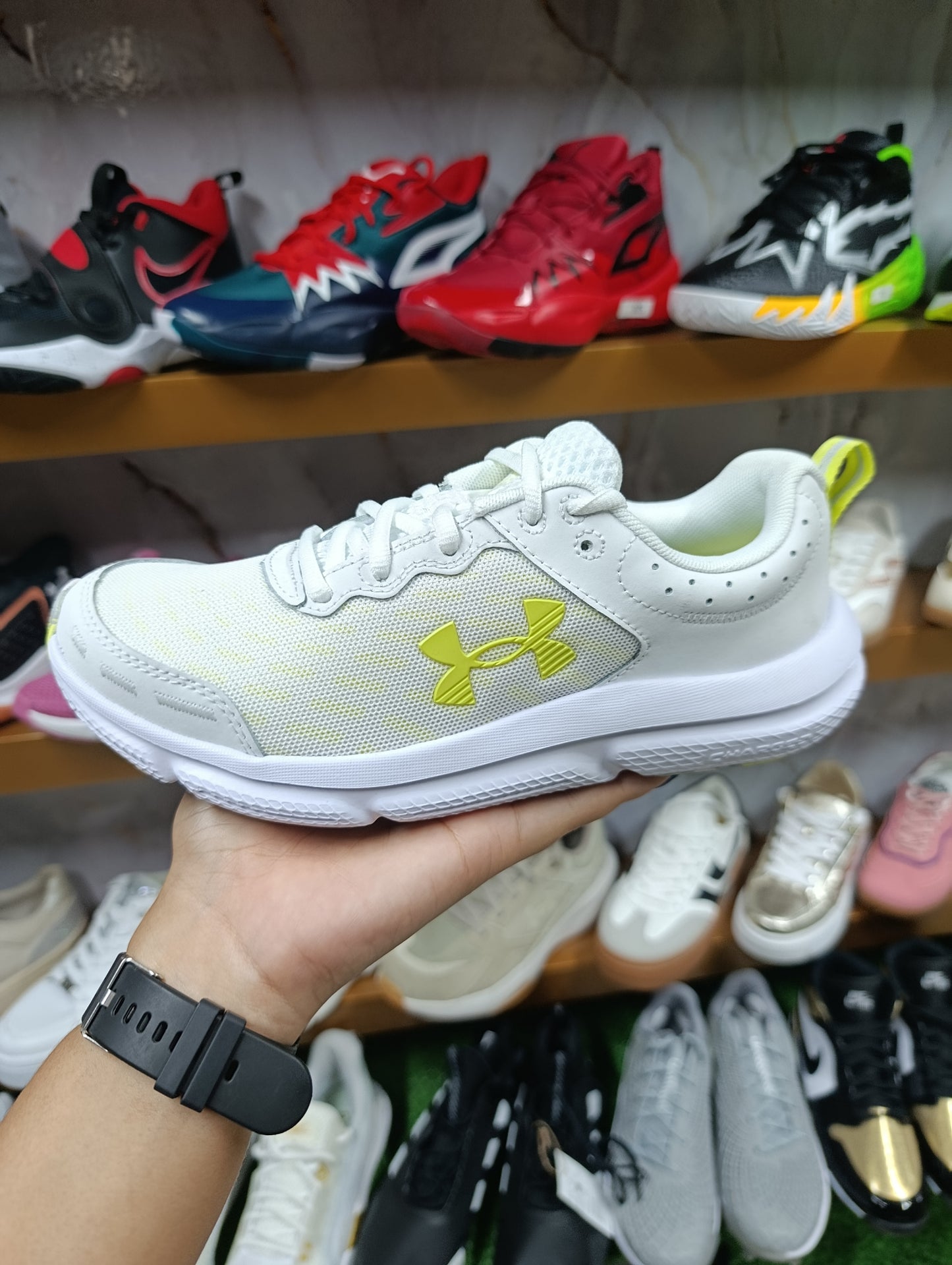 Calzado para dama UNDER ARMOUR.