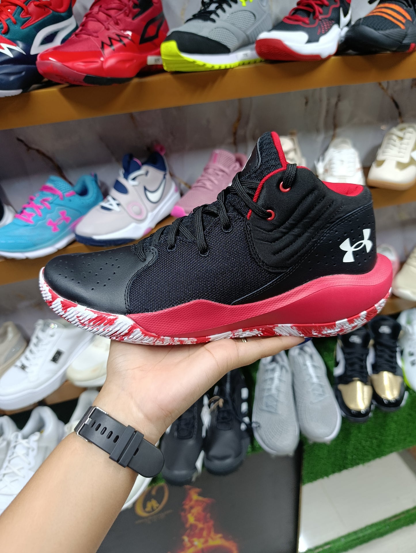 Calzado para caballero UNDER ARMOUR Y23.