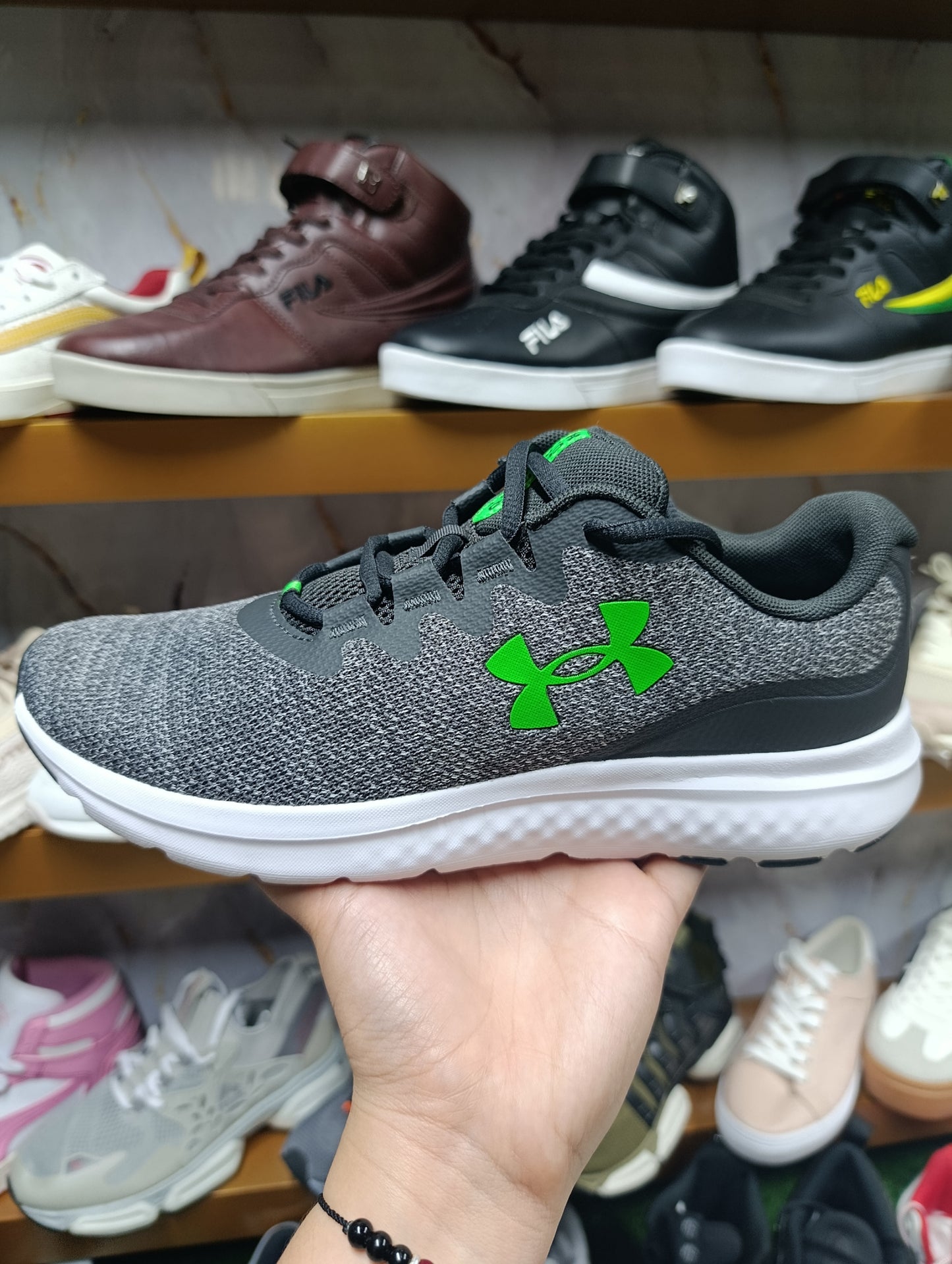 Calzado para caballero UNDER ARMOUR.